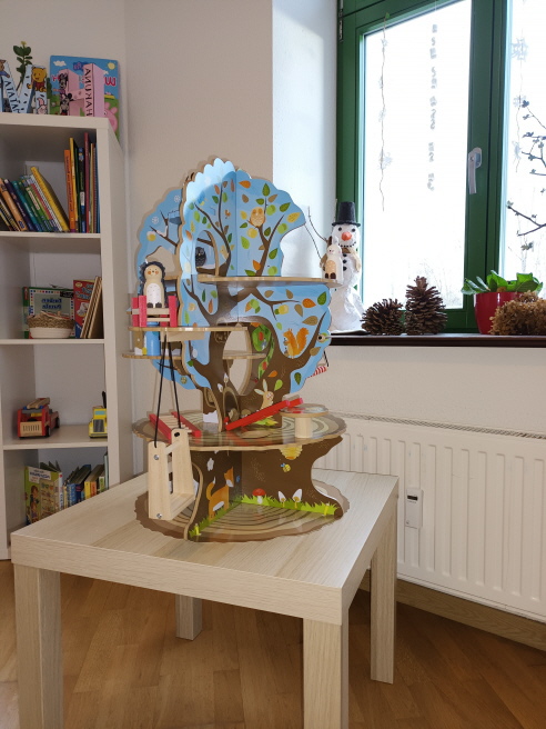 Mit unserem Baumhaus tauchen die Kinder in ihre eigene Welt ein. Sie nutzen es für Rollenspiele was die Fantasie, die Sprache und soziale Fähigkeiten fördert.
