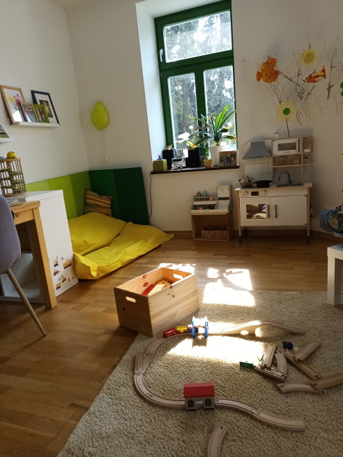 Ein eigens entwickeltes Raumkonzept und ein heller Spielraum sorgt für eine gemütliche Atmosphäre