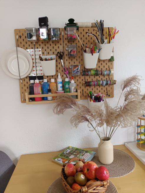In unserer Kreativecke können die Kinder malen, basteln, sich ausprobieren und ihrer Kreativität freien Lauf lassen.