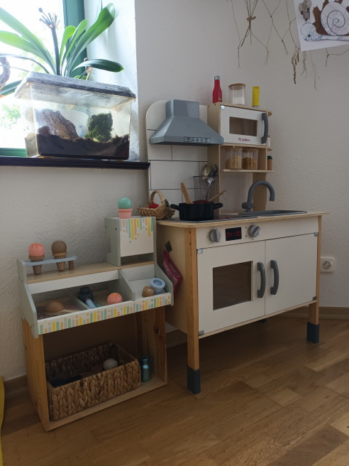 Unsere Kinderküche bietet ein ganzheitliches Lernfeld. Der Umgang mit Lebensmitteln, Farben und Formen bietet eine Menge an logischen Denken und mathematischen Grunderfahrungen.